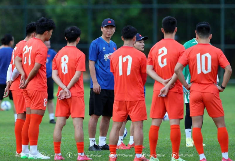 Tuyển Việt Nam tụt 4 bậc trên bảng xếp hạng FIFA
