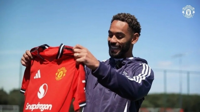 Tân binh Cunha khoe áo đấu số 10 tại Man Utd