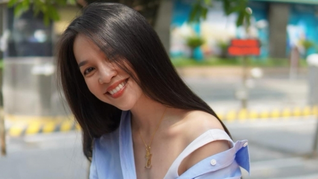 Ca sĩ Hiền Thục "hack" tuổi ngoạn mục với áo sơ mi trắng