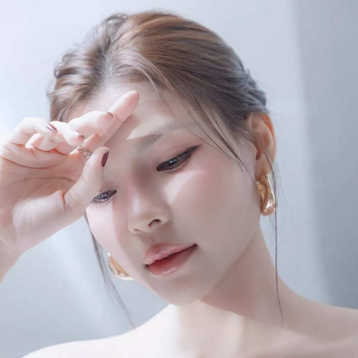 Diễn viên Thúy Diễm trẻ trung, gợi cảm tuổi 39