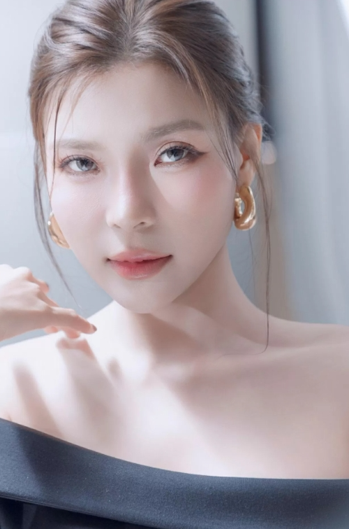 Diễn viên Thúy Diễm trẻ trung, gợi cảm tuổi 39
