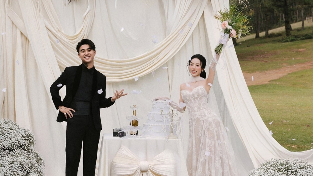 Đạt G ân cần chăm sóc Bảo Ngọc trong đám cưới