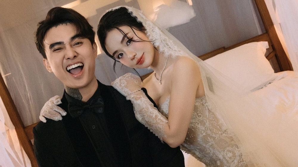 Vợ Đạt G và vợ Đình Tú gây chú ý vì gu thời trang đối lập