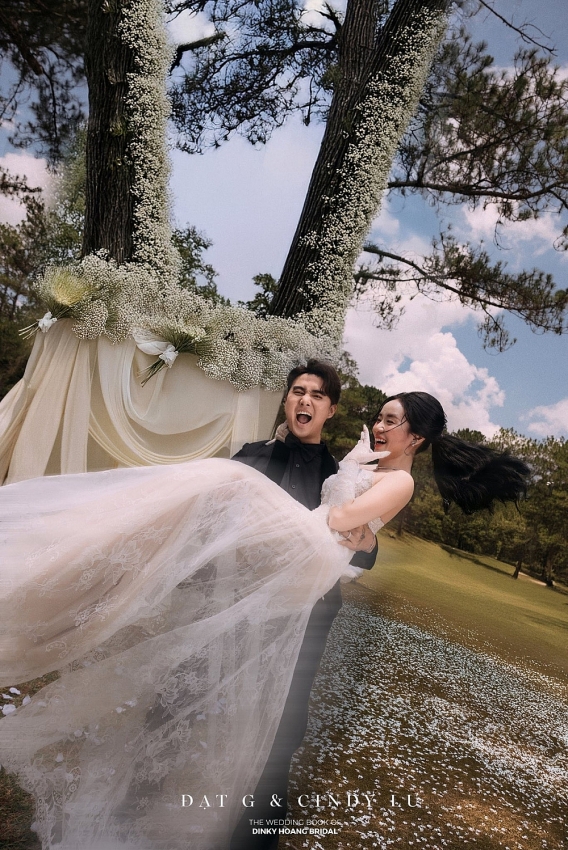 Đạt G ân cần chăm sóc Bảo Ngọc trong đám cưới