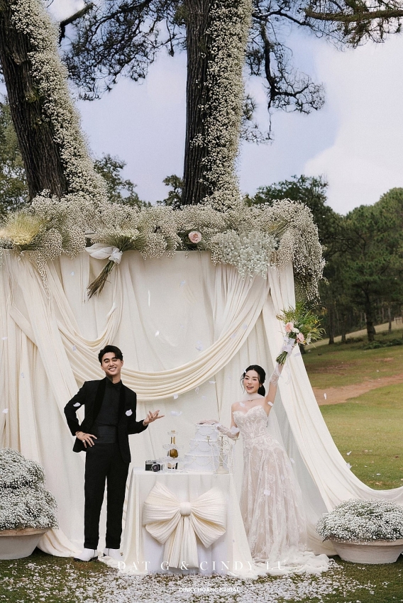 Đạt G ân cần chăm sóc Bảo Ngọc trong đám cưới