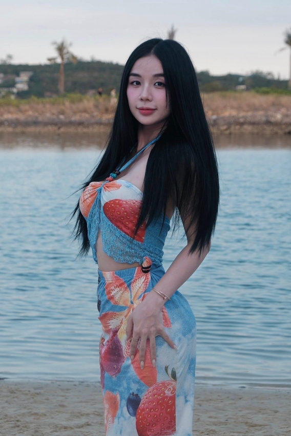 Vợ Đạt G và vợ Đình Tú gây chú ý vì gu thời trang đối lập