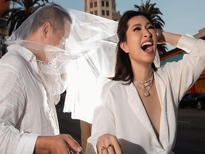 Ca sĩ Hồng Nhung lần đầu khoe ảnh tình tứ bên chồng