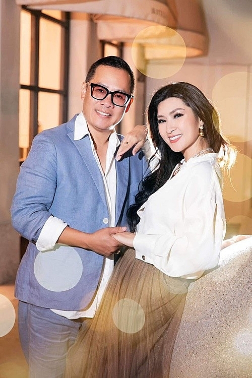 Ca sĩ Hồng Nhung lần đầu khoe ảnh tình tứ bên chồng