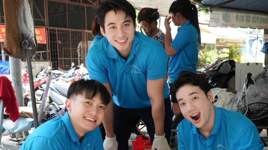 Nam vương Tuấn Ngọc tự tay nấu hơn 500 phần ăn gửi tặng bệnh nhi