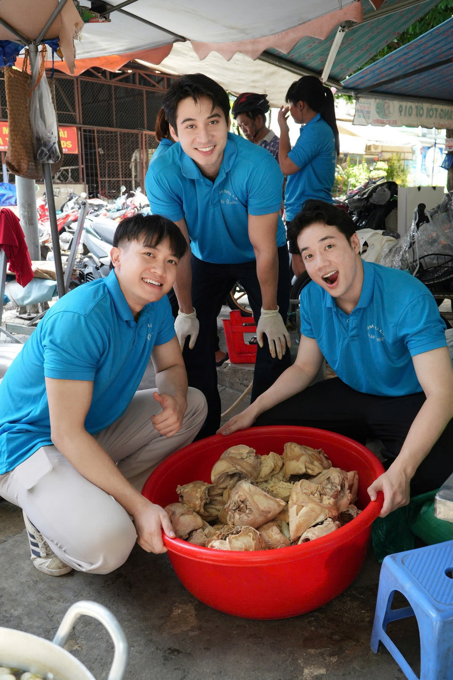 Nam vương Tuấn Ngọc tự tay nấu hơn 500 phần ăn gửi tặng bệnh nhi