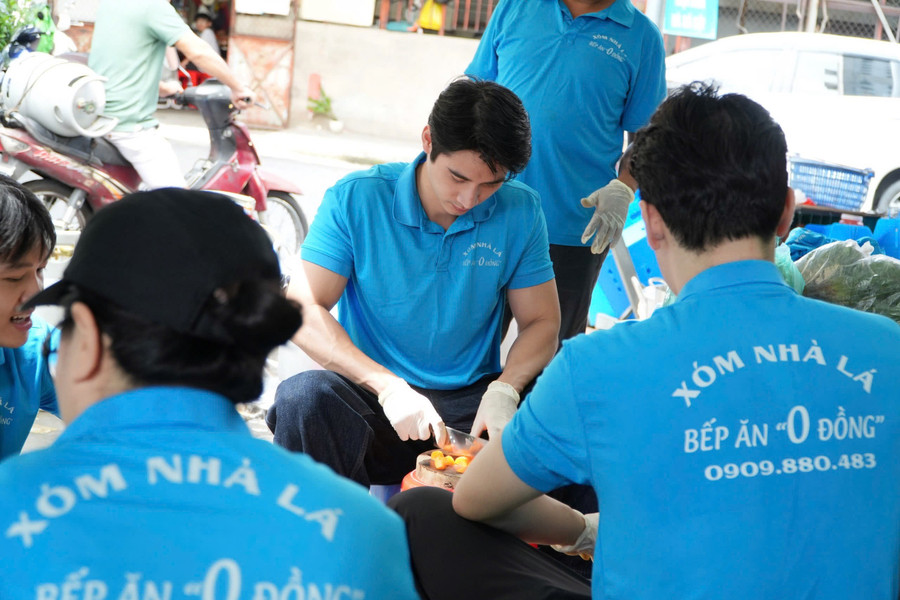 Nam vương Tuấn Ngọc tự tay nấu hơn 500 phần ăn gửi tặng bệnh nhi