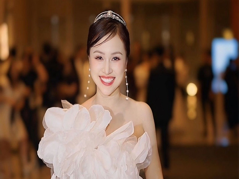 Hoàng Linh cùng nhiều sao Việt phản ứng thế nào khi bị phạt?