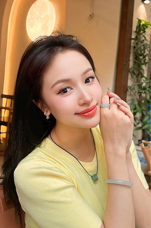 Hoàng Linh cùng nhiều sao Việt phản ứng thế nào khi bị phạt?