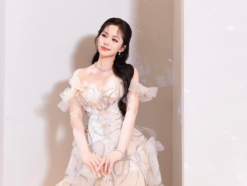 Lương Bích Hữu tuổi 41 xinh như búp bê sau khi giảm 17 kg