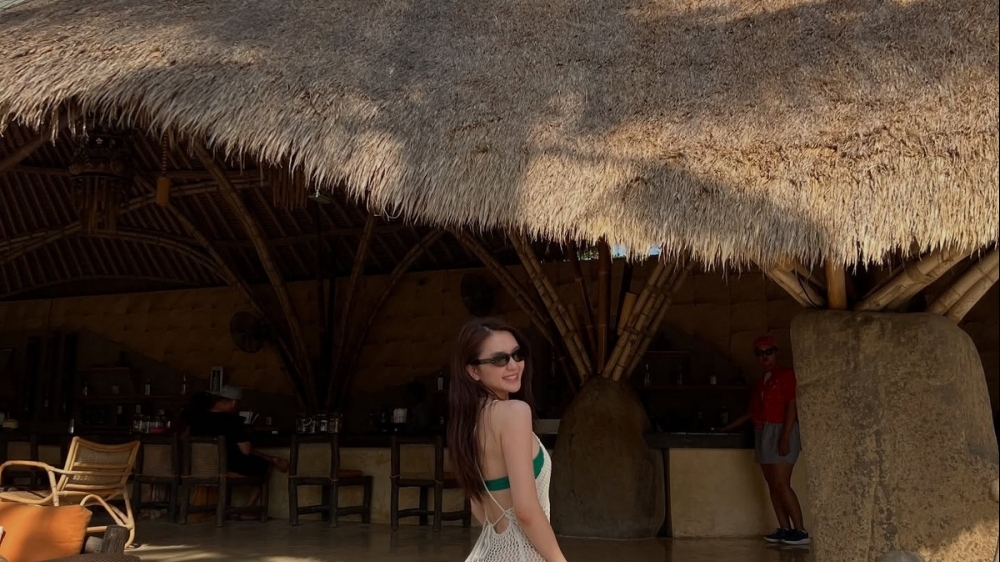 Thiều Bảo Trang diện bikini với váy lưới khoe dáng ở Bali