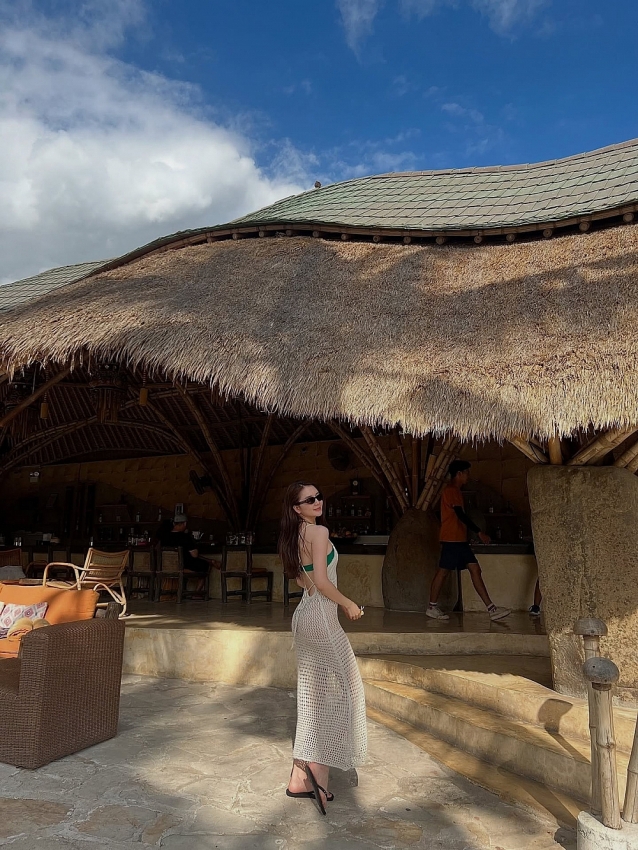 Thiều Bảo Trang diện bikini với váy lưới khoe dáng ở Bali