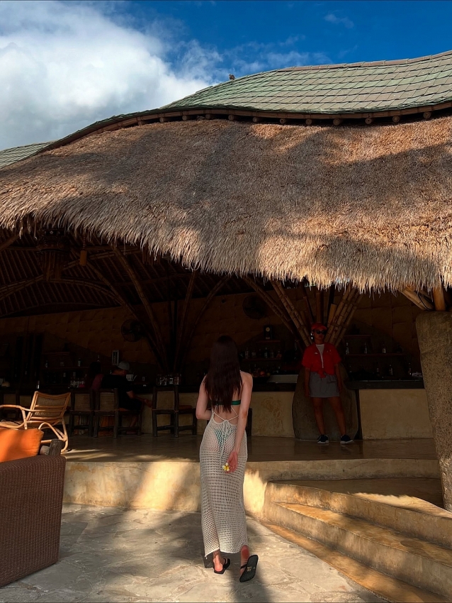 Thiều Bảo Trang diện bikini với váy lưới khoe dáng ở Bali