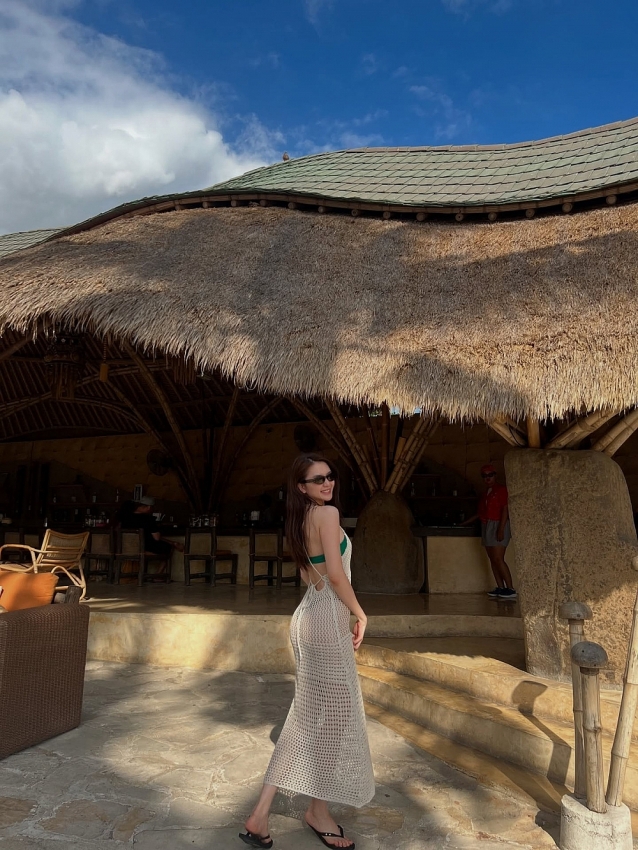 Thiều Bảo Trang diện bikini với váy lưới khoe dáng ở Bali