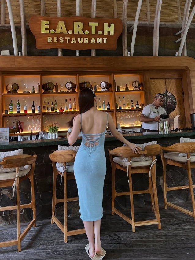 Thiều Bảo Trang diện bikini với váy lưới khoe dáng ở Bali