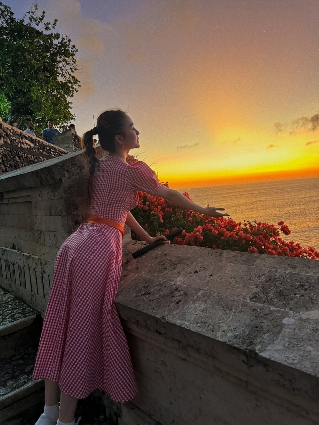 Thiều Bảo Trang diện bikini với váy lưới khoe dáng ở Bali