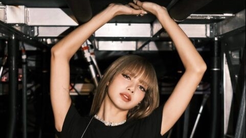 Lisa (BLACKPINK) để lộ hình xăm mới gây "bão" mạng