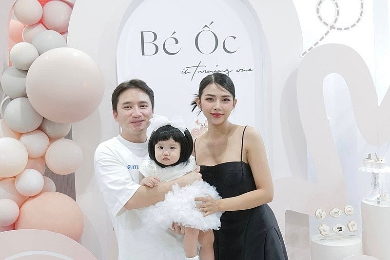 Vợ Phan Mạnh Quỳnh sở hữu vóc dáng nuột nà, chuộng váy áo gợi cảm Vợ Phan Mạnh Quỳnh sở hữu vóc dáng nuột nà, chuộng váy áo gợi cảm