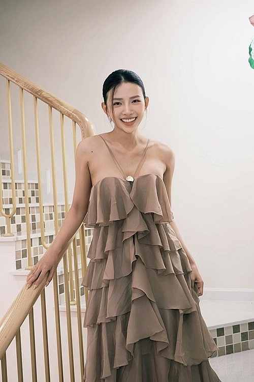 Vợ Phan Mạnh Quỳnh sở hữu vóc dáng nuột nà, chuộng váy áo gợi cảm Vợ Phan Mạnh Quỳnh sở hữu vóc dáng nuột nà, chuộng váy áo gợi cảm