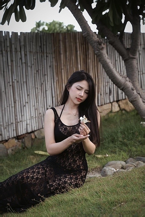 Vợ Phan Mạnh Quỳnh sở hữu vóc dáng nuột nà, chuộng váy áo gợi cảm Vợ Phan Mạnh Quỳnh sở hữu vóc dáng nuột nà, chuộng váy áo gợi cảm