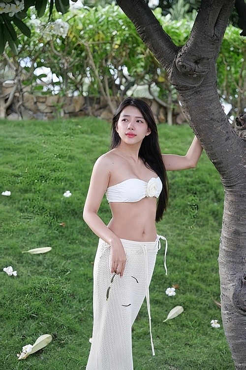 Vợ Phan Mạnh Quỳnh sở hữu vóc dáng nuột nà, chuộng váy áo gợi cảm Vợ Phan Mạnh Quỳnh sở hữu vóc dáng nuột nà, chuộng váy áo gợi cảm