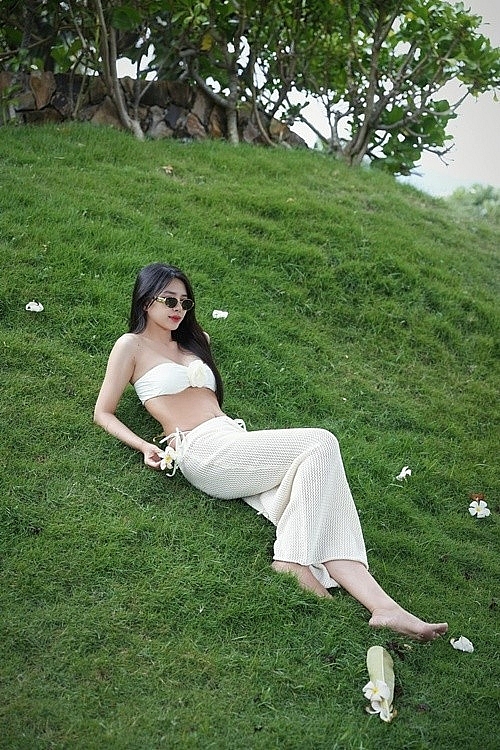Vợ Phan Mạnh Quỳnh sở hữu vóc dáng nuột nà, chuộng váy áo gợi cảm Vợ Phan Mạnh Quỳnh sở hữu vóc dáng nuột nà, chuộng váy áo gợi cảm