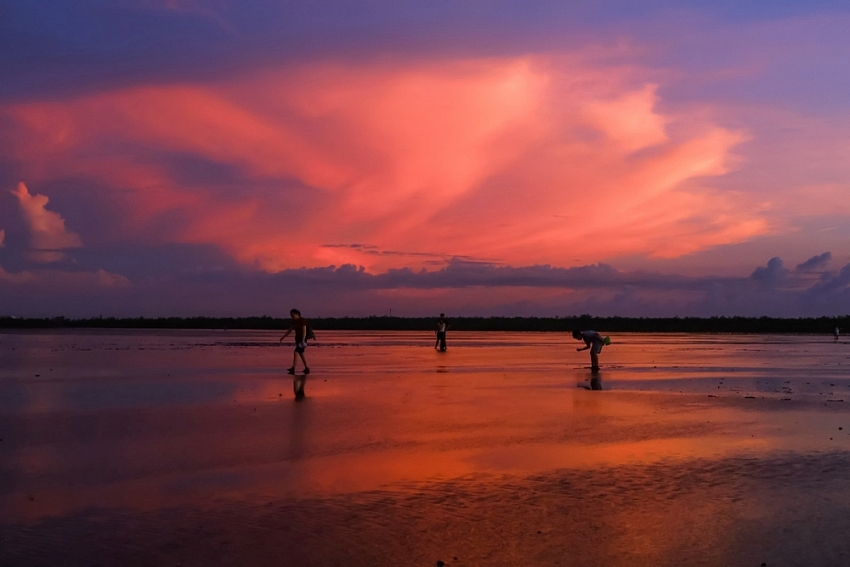 Săn bình minh trên biển vô cực, “gương trời” ở Hưng Yên