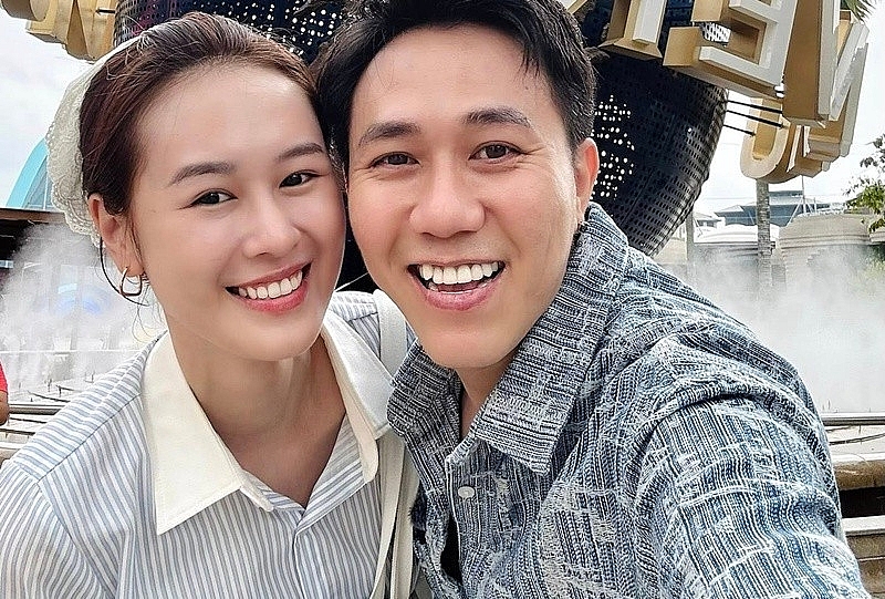 Diễn viên Anh Đức hạnh phúc bên vợ xinh như hoa hậu