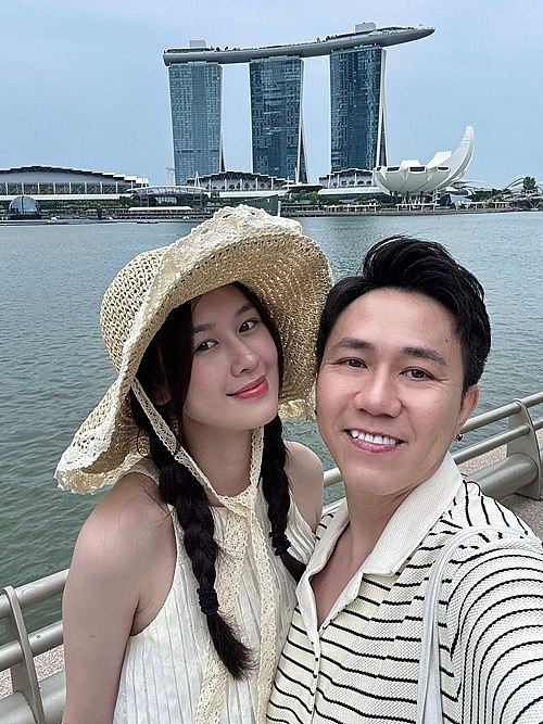 Diễn viên Anh Đức hạnh phúc bên vợ xinh như hoa hậu