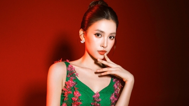 Hoa hậu Tiểu Vy tự tin làm vedette bên bờ sông Hàn