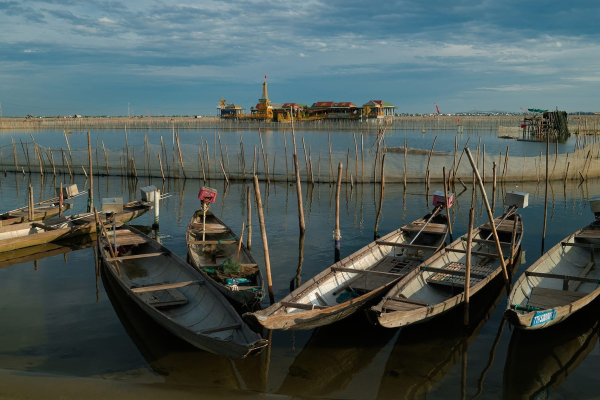 Du ngoạn Đầm Chuồn ngắm hoàng hôn, thưởng hương vị Huế dân dã