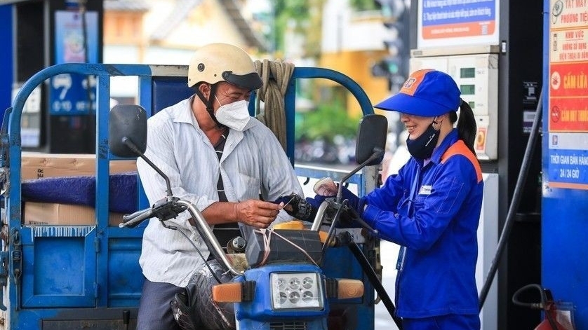 Giá xăng tiếp tục giảm, RON 95 rời xa mốc 20.000 đồng/lít