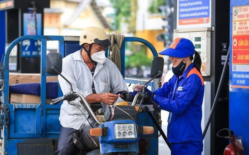 Giá xăng tiếp tục giảm, RON 95 rời xa mốc 20.000 đồng/lít