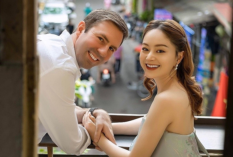 Diễn viên Lan Phương ly thân chồng Tây sau 1 năm có con thứ 2