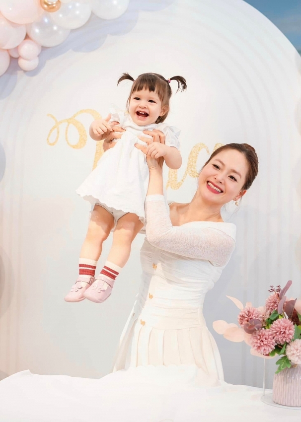 Diễn viên Lan Phương ly thân chồng Tây sau 1 năm có con thứ 2