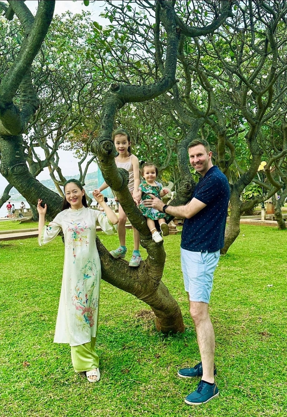 Diễn viên Lan Phương ly thân chồng Tây sau 1 năm có con thứ 2