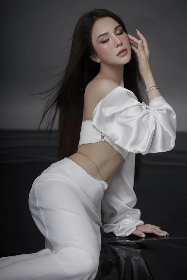 Hậu ly hôn, Diệp Lâm Anh khiến netizen chao đảo với body không góc chết