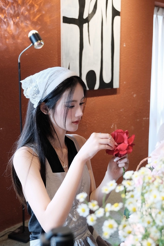 Hoa hậu Ý Nhi hóa 'nàng thơ' dịu dàng, nhan sắc gây sốt mạng xã hội