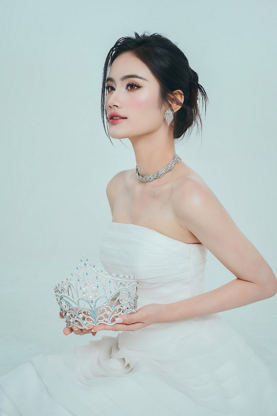 Hoa hậu Ý Nhi hóa 'nàng thơ' dịu dàng, nhan sắc gây sốt mạng xã hội