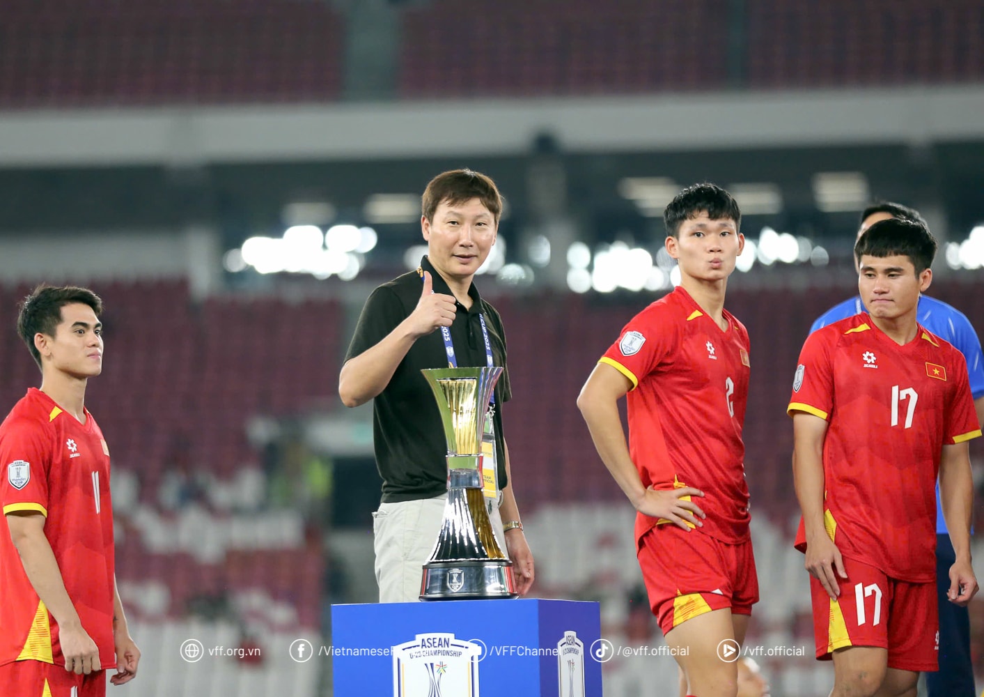 Ngả mũ trước tài năng của HLV Kim Sang Sik