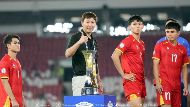 Ngả mũ trước tài năng của HLV Kim Sang Sik