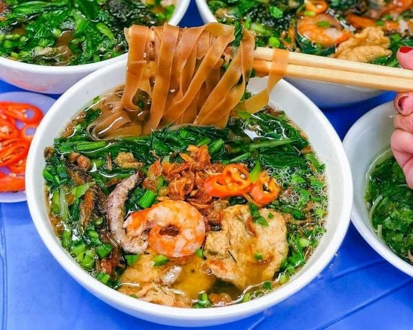 “Ăn sập” Hải Phòng với loạt món vặt ngon, rẻ khiến giới trẻ mê không lối về