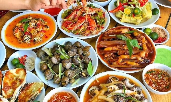 “Ăn sập” Hải Phòng với loạt món vặt ngon, rẻ khiến giới trẻ mê không lối về
