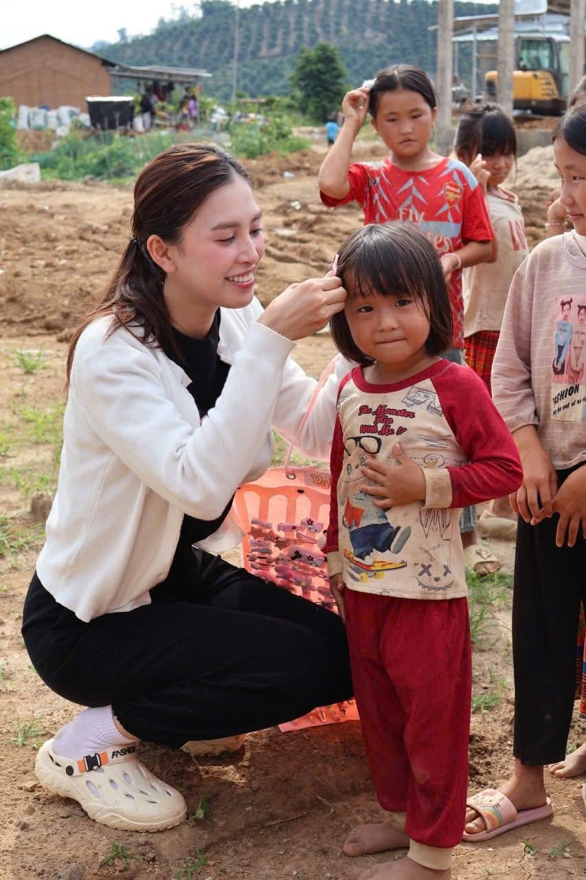 Hoa hậu Tiểu Vy hỗ trợ thiết thực cho trẻ em có hoàn cảnh khó khăn
