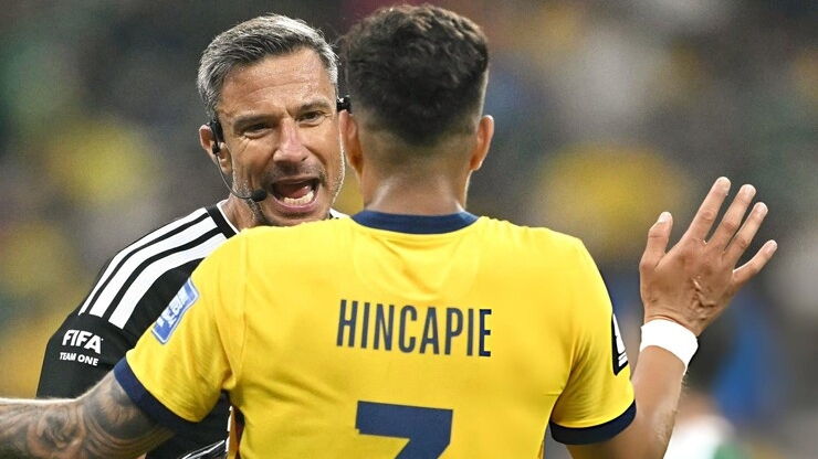 Mexico đánh bại Ecuador 2-0: Piero Hincapie nhận thẻ đỏ hy hữu vì lỗi che miệng