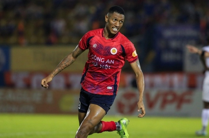 Thủ môn Trần Trung Kiên không ngại áp lực cạnh tranh; V-League biến động nhân sự mạnh mẽ
